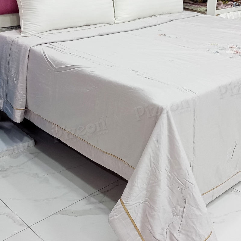 Floral Embroidered Summer Quilt – Elegant, Lightweight & All-Season Comfort