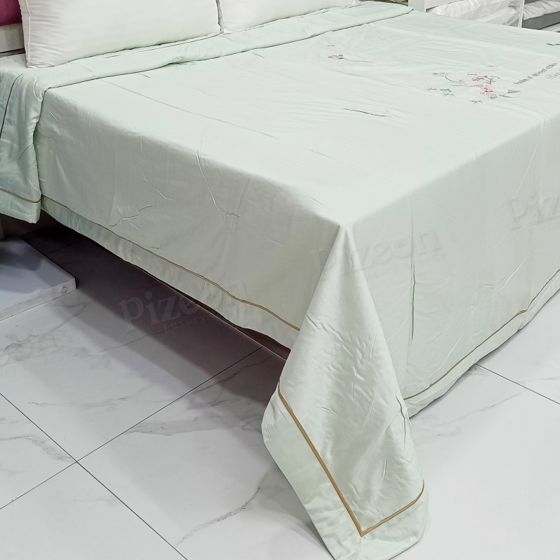 Floral Embroidered Summer Quilt – Elegant, Lightweight & All-Season Comfort