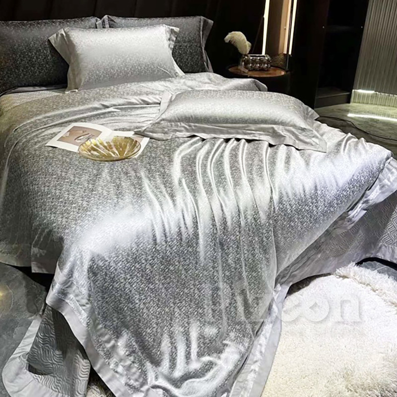 Luxury imported 4-piece high-class silk bedding set.