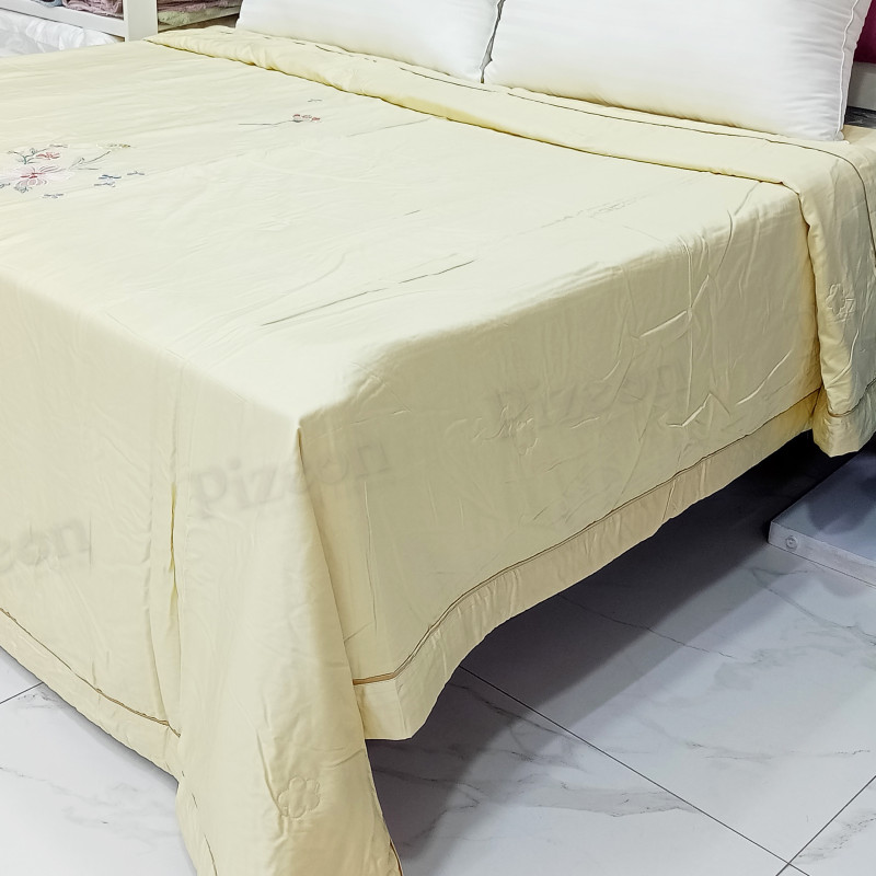 Floral Embroidered Summer Quilt – Elegant, Lightweight & All-Season Comfort