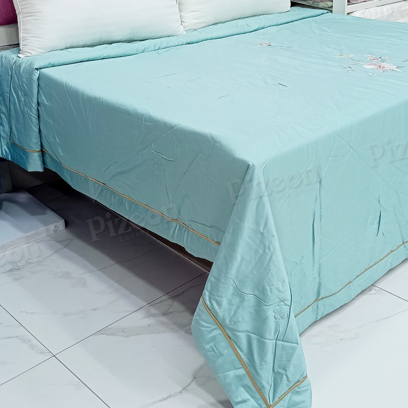 Floral Embroidered Summer Quilt – Elegant, Lightweight & All-Season Comfort